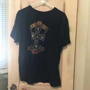 Men’s guns and roses tee